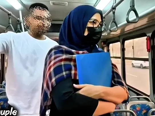 Murid sekolah murid nakal ini muasin dirinya sendirian di dalam bus starnger! XXX Video