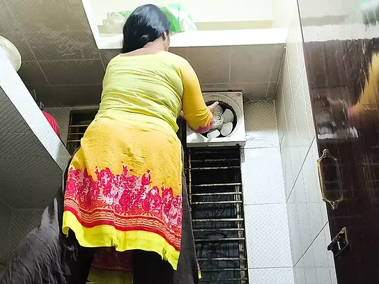 Desi aunty gets her cock-squeezing vagina boned after cleaning the room XXX Video