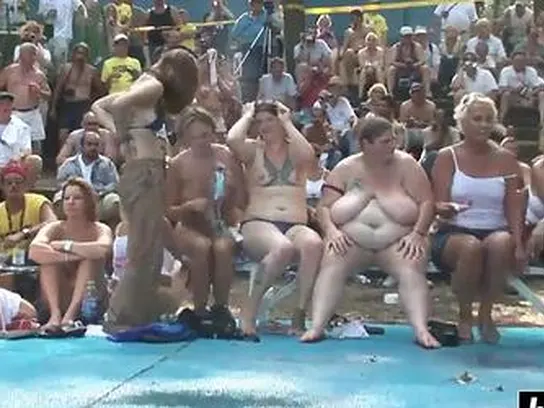 Watch this amateur nympho flaunt her curves on the stage in a sensuous outdoor dance XXX Video