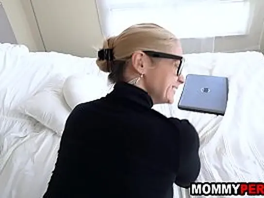 Massive bootie light-haired cougar detects her sonnie sees stepmom porno XXX Video
